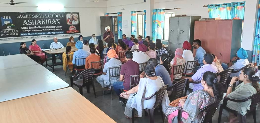 आशा किरण स्कूल के छात्रावास में रहने वाले बच्चों के अभिभावकों के साथ वार्षिक बैठक की